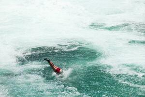 ein Person Springen im das Wasser foto