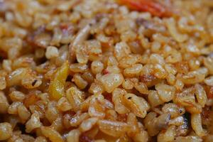 Bulgur Reis mit Tomate auf ein Teller , foto