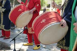 ein Mann schlagen das uralt Trommel mit Musical Instrument. foto