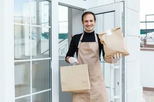 Porträt von ein gut aussehend Verkäufer beim Supermarkt foto