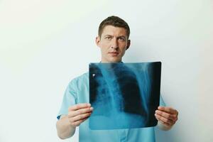 Mann Erwachsene medizinisch Klinik Stethoskop Arzt Krankenhaus Pflege suchen Radiologe Arzt Medizin foto