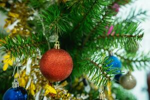 schließen oben Dekoration Weihnachten Baum auf Beleuchtung Bokeh Hintergrund, Hintergrund, Segeltuch zum Werbung. Kopieren Raum von Bokeh Girlanden im das Hintergrund. Neu Jahr Konzept. foto