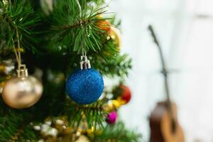 schließen oben Dekoration Weihnachten Baum auf Beleuchtung Bokeh Hintergrund, Hintergrund, Segeltuch zum Werbung. Kopieren Raum von Bokeh Girlanden im das Hintergrund. Neu Jahr Konzept. foto