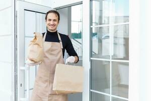 Lieferung Mann halten Papier Tasche mit Essen, Essen Lieferung Mann foto