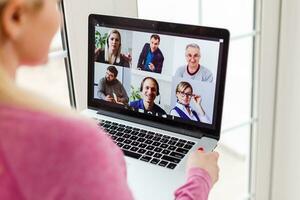 Frau Video Konferenzen mit Tutor auf Laptop beim heim. Entfernung Bildung Konzept. foto