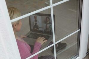 Frau Video Konferenzen mit Tutor auf Laptop beim heim. Entfernung Bildung Konzept. foto