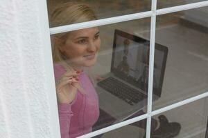 Frau Video Konferenzen mit Tutor auf Laptop beim heim. Entfernung Bildung Konzept. foto