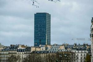 ein hoch Gebäude im das Mitte von ein Stadt foto