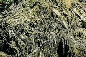 ein Felsen Formation mit ein groß Felsen auf oben foto