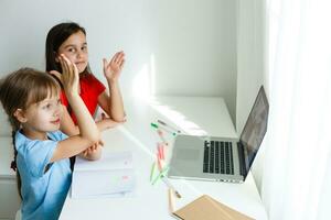 Lernen von heim, Zuhause Schule Kind Konzept. wenig Kinder Studie online Lernen von Zuhause mit Laptop. Quarantäne und Sozial Distanzierung Konzept. foto