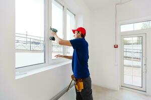 bärtig Erwachsene Handwerker Festsetzung Fenster foto