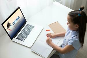 fröhlich süß Mädchen Kinder aufgeregt mit Computer Lernen Schularbeit. Kind genießen E-Learning im Urlaub beim heim. foto