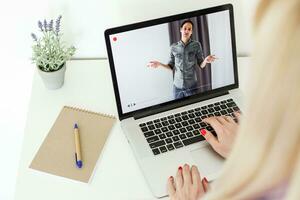 Frau mit Laptop drinnen.Nahaufnahme Hand foto