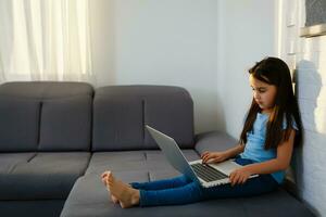 wenig Mädchen studieren Hausaufgaben Mathematik während ihr online Lektion beim heim, Sozial Entfernung während Quarantäne, Selbstisolation Kopieren Raum Banner foto