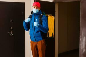 kontaktlos Essen Lieferung zu Kunden heim. Lieferung Bedienung Arbeiter mit Thermal- Rucksack schnell liefern Essen beim Haustür im Quarantäne von Restaurant, Supermarkt oder Cafe . online Bestellung Essen foto