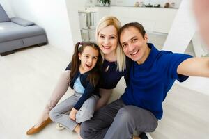 Familie im Garten nehmen Selfie auf Handy, Mobiltelefon Telefon foto