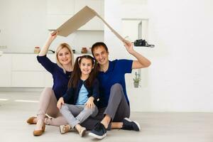 glücklich Familie Sitzung zusammen und Herstellung das Zuhause Zeichen foto