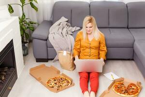 Frau mit Laptop zum online Essen bestellen während Quarantäne, Nahaufnahme. Lieferung Bedienung foto