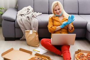 Frau mit Laptop zum online Essen bestellen während Quarantäne, Nahaufnahme. Lieferung Bedienung foto