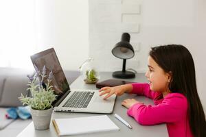 wenig Mädchen studieren mit Computer foto