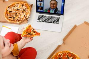 Draufsicht einer jungen Frau, die mit einem Laptop auf dem Boden sitzt foto