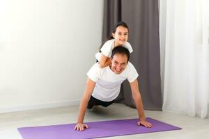 Vater und Tochter tun Fitness beim heim, Sport Ausbildung foto