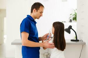 wenig Kleinkind Mädchen Herstellung Inhalation mit Vernebler beim heim. Vater Portion und halten das Gerät. Kind haben Grippe, Husten und Bronchitis. Asthma Inhalator Inhalation Dampf krank Konzept foto