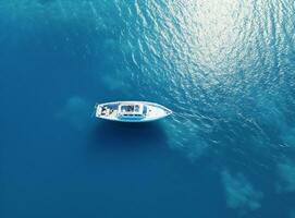 ai generiert Antenne Drohne Foto von klein Luxus Yacht Kreuzfahrt im tief Blau Meer in der Nähe von ägäisch Insel, Griechenland