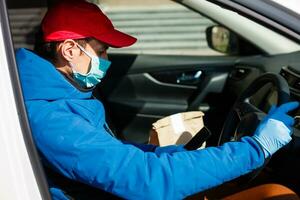 Nahansicht Fotos von Treiber tragen Masken zu schützen gegen Staub und das Verbreitung von das Grippe. covid 19. Innerhalb das Auto Vorderseite