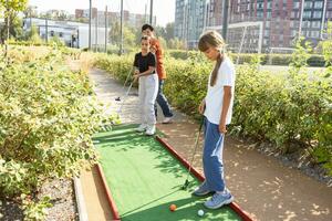 Familie spielen Mini Golf auf ein Kreuzfahrt Liner. Kind haben Spaß mit aktiv Freizeit auf Urlaube. foto