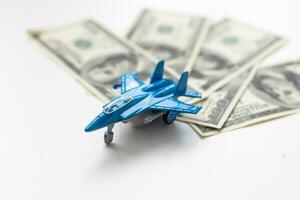 Spielzeug Flugzeug und Geld auf Hintergrund. Reise Versicherung foto