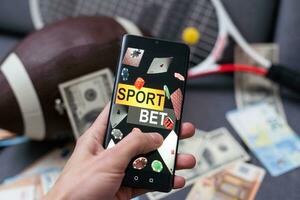 Sport Wetten Webseite im ein Handy, Mobiltelefon Telefon Bildschirm, Ball, Geld foto