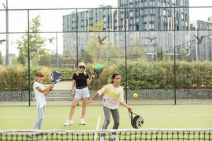 heiter Trainer Lehren Kind zu abspielen Tennis während beide Stehen auf Tennis Gericht foto