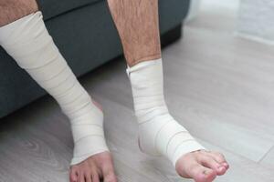 Mann mit stellen auf elastisch Binde mit Beine haben Bein Schmerzen foto