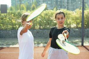 jung Mädchen, Sportler zittern Hände Vor Spiel Sitzung. spielen Tennis auf warm sonnig Tag beim öffnen Luft Tennis Gericht. Konzept von Sport, Hobby, aktiv Lebensstil, Gesundheit, Ausdauer und Stärke, Anzeige foto