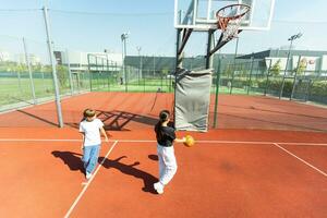 Kinder Schulkinder spielen ein Spiel Über Basketball gegen das Hintergrund foto