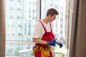 bauarbeiter, der fenster im haus installiert foto