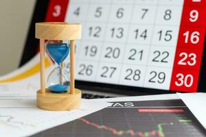 Stunde Glas und Kalender Konzept zum Zeit Ausrutschen Weg zum wichtig geplanter Termin Datum, Zeitplan und Frist foto