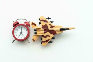 Flugzeug Spielzeug mit Alarm Uhr auf Blau. Zeit zu Flug. foto