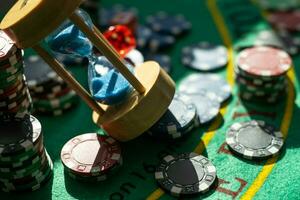 verwischen Hintergrund und Chips, Stapel von Poker Chips auf ein Grün Tisch. Poker Spiel Thema foto