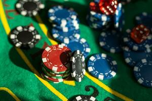 Poker Chips auf ein Spielen Tabelle mit dramatisch Beleuchtung foto