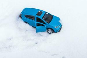 Spielzeug Auto Fahrten auf schneebedeckt Autobahn im Winter foto