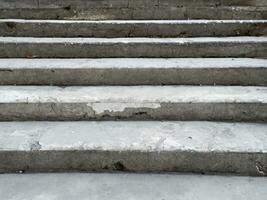 alt Beton Treppe im ein Stadt Park foto