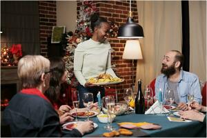 festlich Familie beim Weihnachten Vorabend Abendessen, feiern Winter Jahreszeit Veranstaltung zusammen im Dezember. vielfältig Menschen Essen saisonal Essen und Trinken Wein, Gefühl froh während traditionell Feier. foto