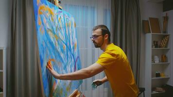 erfolgreich Maler mit seine Hände zu creat ein Öl Gemälde Meisterstück im Kunst Studio. foto