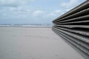 Teile von Beton Gebäude beim das Strand von das Meer ai generativ foto