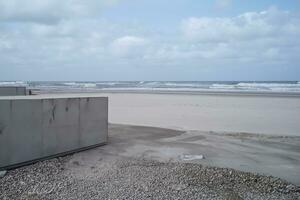 Teile von Beton Gebäude beim das Strand von das Meer ai generativ foto