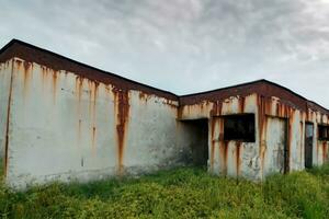 verlassen Fabrik Gebäude im das Landschaft ai generativ foto