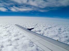 Aussicht von Flugzeug mit Wolken und Flugzeug Flügel ai generativ foto
