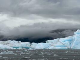 Regal Eis von ein schmelzen Gletscher ai generativ foto
